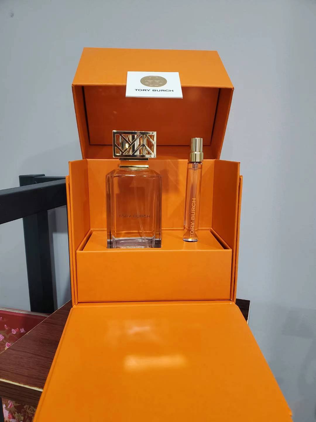 TB家最著名的香水,是它家第一款香水100ml+10ml. - 图片 3